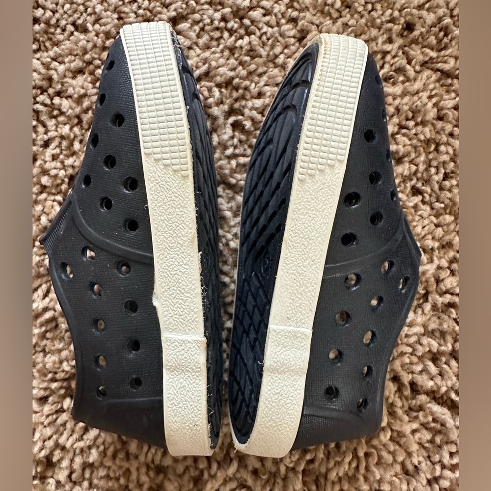 Old Navy - Navy Blue Perforated Slip-On Water Shoes, Size 5 - Picture 3 of 4